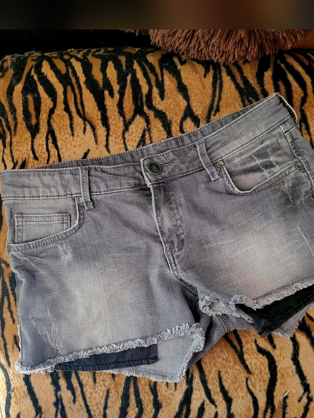 Juniors Gray Denim Cutoff Shorts Exposed Black Pockets Sz 28
